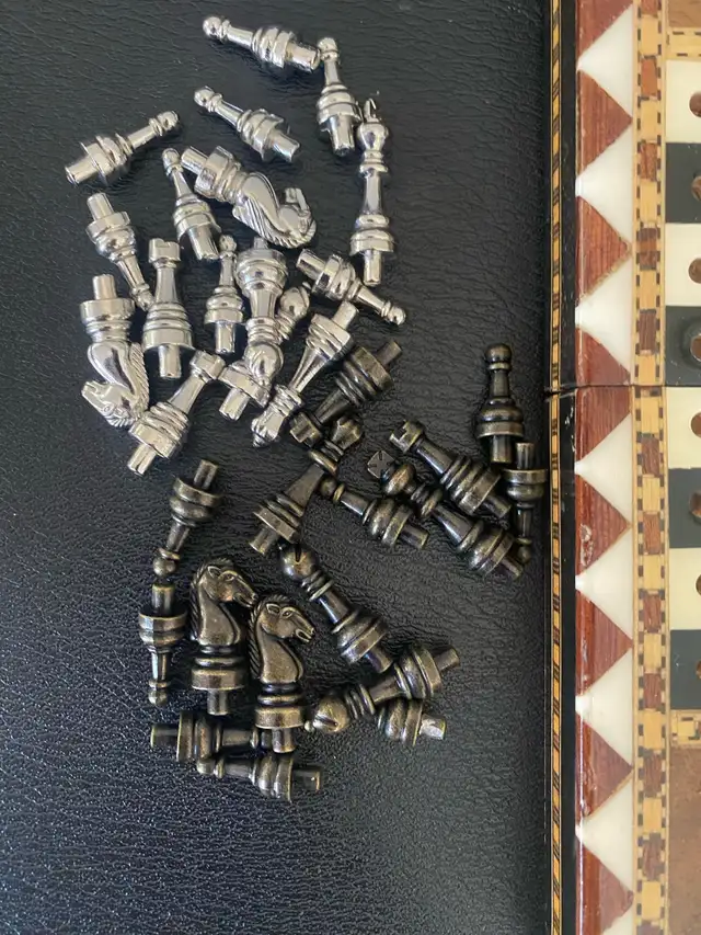 vintage inlaid travel wood folding chess with metal pieces. in Toys & Games in Markham / York Region - Image 6