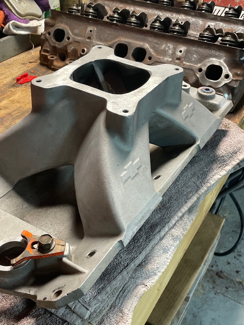 Sbc Chevy bowtie high performance single plane high rise intake