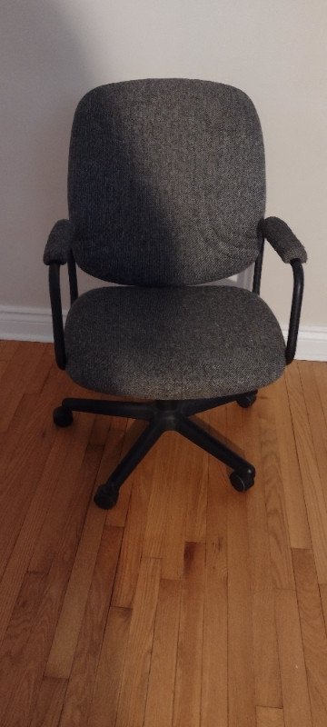 Chaise de Bureau (Gris) / Desk Chair (Gray) in Desks in City of Montréal - Image 2