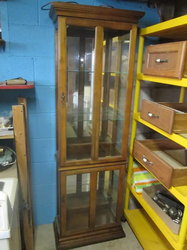 curio cabinet with lights. in Hutches & Display Cabinets in Peterborough - Image 2