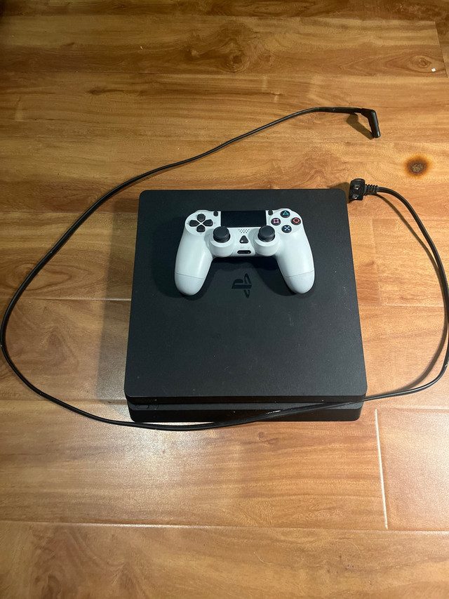 Ps4 and contoller in Sony Playstation 4 in Gatineau
