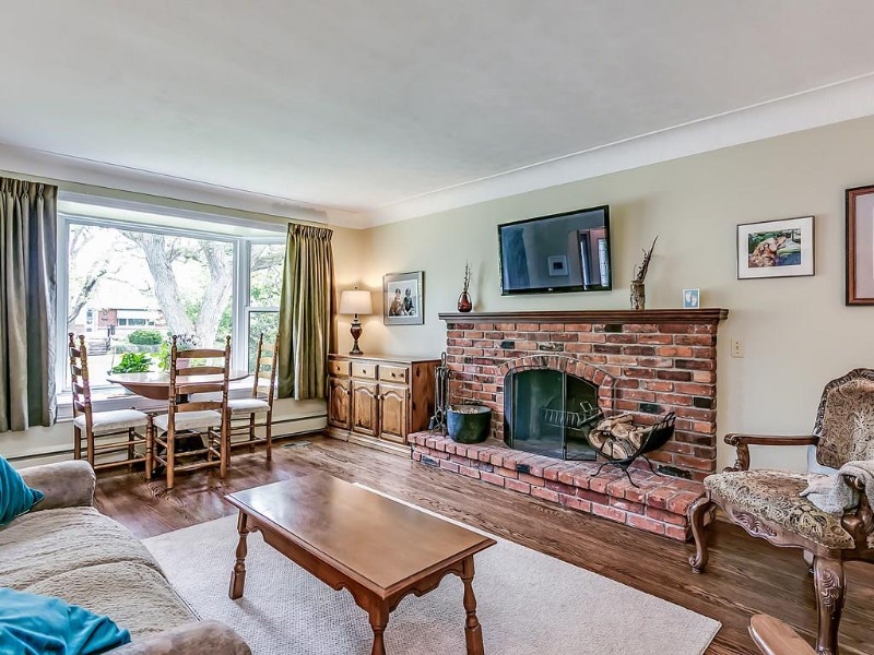 Main floor of a bungalow in Burlington Long Term Rentals Oakville / Halton Region Kijiji