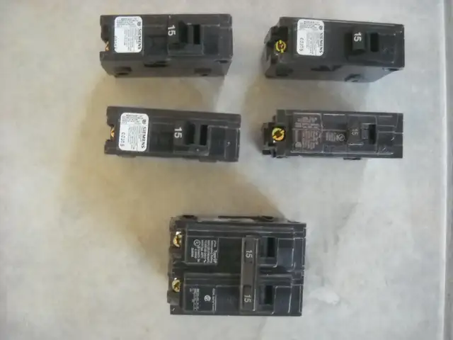 5 disjoncteurs de marque Siemens pour entrée électrique in Electrical in Saguenay - Image 2