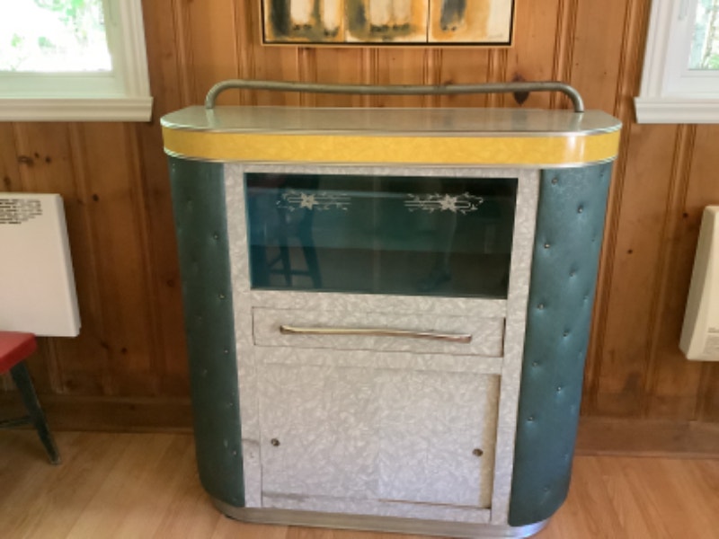 Vaisselier, table de salon,bureau en métal et étui à 45 tours Chaises