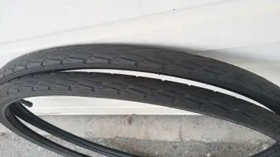 2 pneus 700x31mm Seyoun avec chambres a air.  2 tires 700x31mm, View more