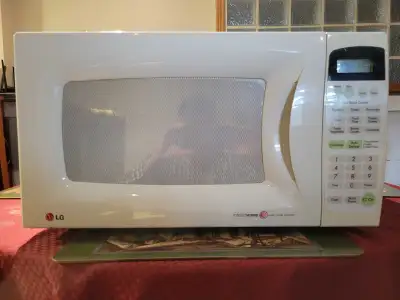This is an LG microwave, model number MS-143YE, with 1100W power output. Uses LG's intellowave even...