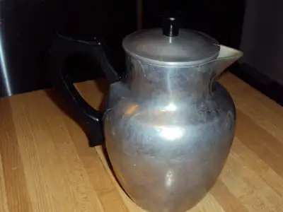 Très belle cafetière antique en aluminium de marque Super Health. Mesure environ 10" de hauteur. La...