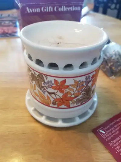 Used diffuser. Comes with some potpourri and one tea light