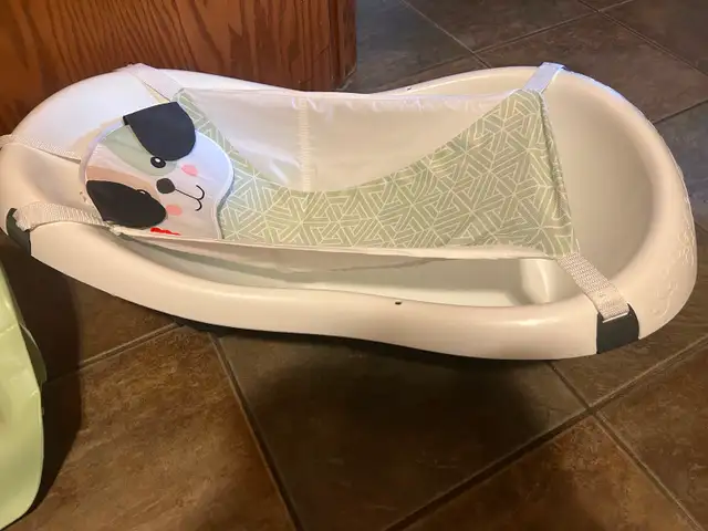 Fisher-Price Baby Bath Tub in Bathing & Changing in Edmonton - Image 3