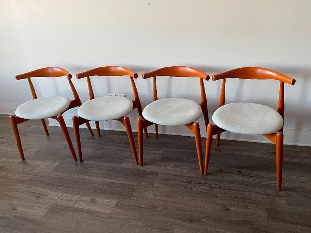 Set of 4 Authentic CH20 Elbow chair by Hans Wegner in Chairs & Recliners in City of Montréal