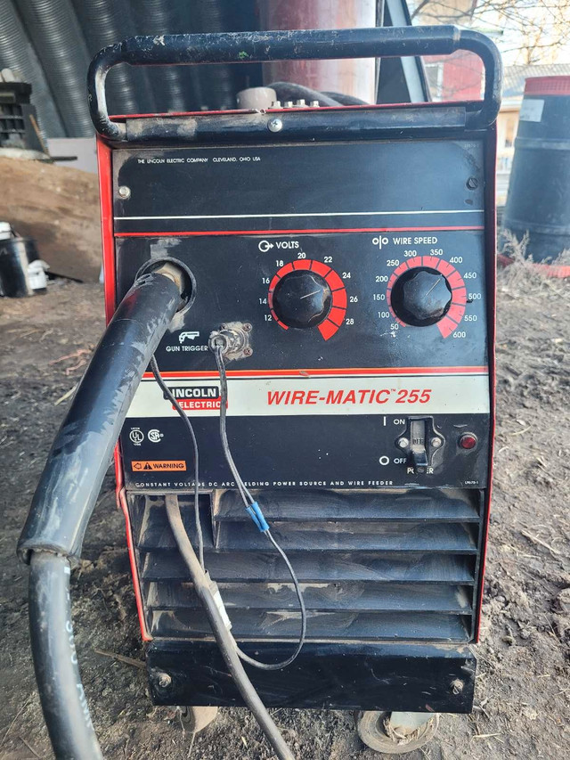 Lincoln 255 Mig Welder in Power Tools in Moose Jaw