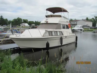 1978 Carver Voyager 33 ft by 12 ft beam 3 piece head with enclosed shower and manual toilet 3 burner...