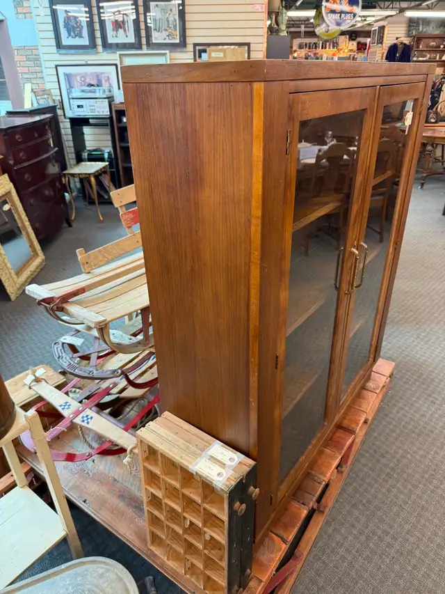Vintage display cabinet with glass doors  in Hutches & Display Cabinets in Edmonton - Image 4
