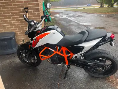 2015 KTM Duke 690 in excellent shape 34K on it really good tires new clutch good Brembo brakes abs f...