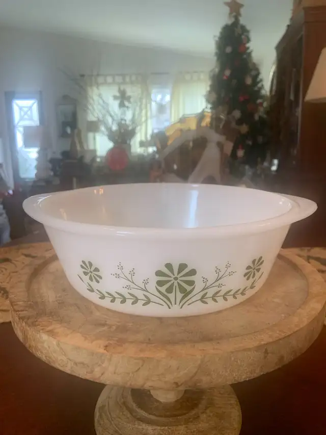 VINTAGE ‘ GLASBAKE GREEN DAISY  2 Qt !  in Kitchen & Dining Wares in Mississauga / Peel Region - Image 2