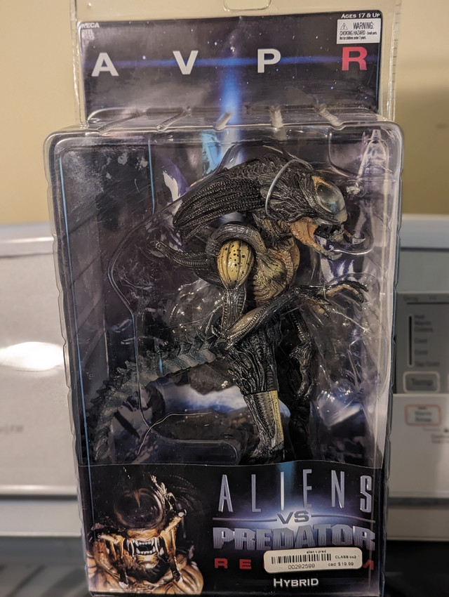 Different figures from  Aliens vs Predator  in Arts & Collectibles in Chilliwack - Image 2