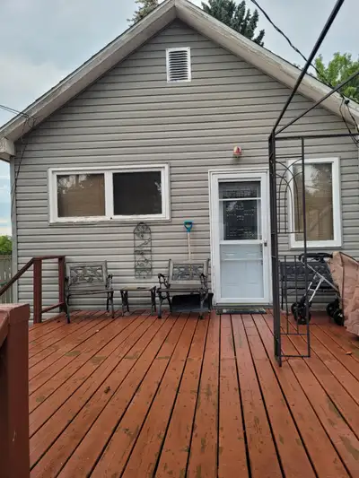 Great South Hill location, cose to all the amenities. New kitchen appliances (fridge&range) and floo...