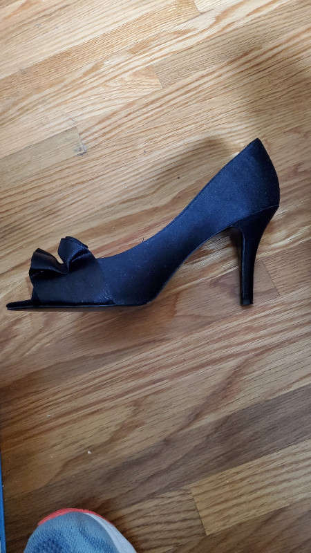 Nina black dress pumps with bows Size 8.5. in Women's - Shoes in Calgary - Image 2