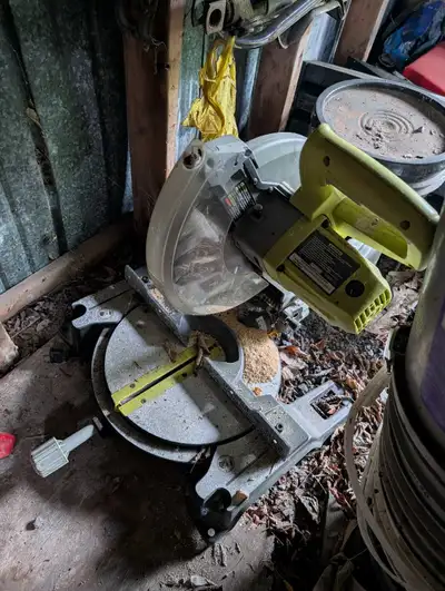 This Ryobi compound miter saw is a reliable tool perfect for your next woodworking project, featurin...