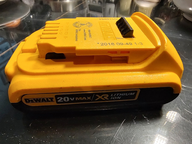 DEWALT lithium-ion batteries and chargers, downtown location  in Power Tools in City of Toronto - Image 3