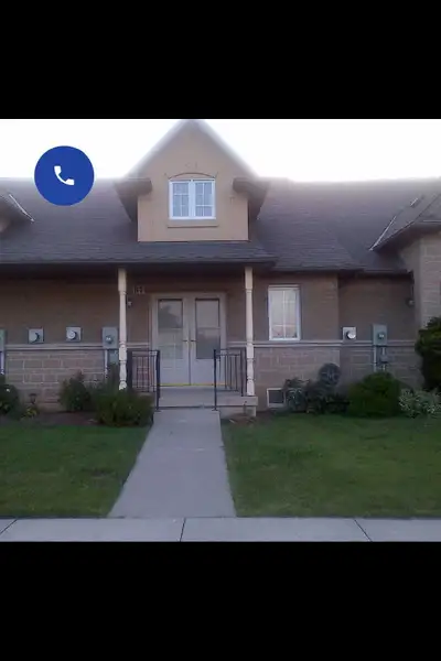 2 bedroom townhouse in lower Stoney Creek bungalow style, main bedroom and full bath on the main flo...