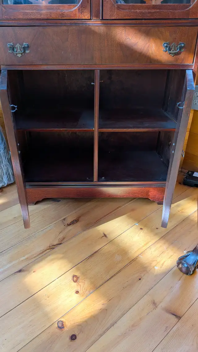 Antique Mahogany China Cabinet in Hutches & Display Cabinets in City of Toronto - Image 7