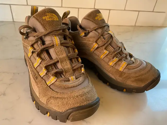 Like new! The North Face women’s suede hiking shoes sz 38 in Women's - Shoes in Kitchener / Waterloo - Image 4