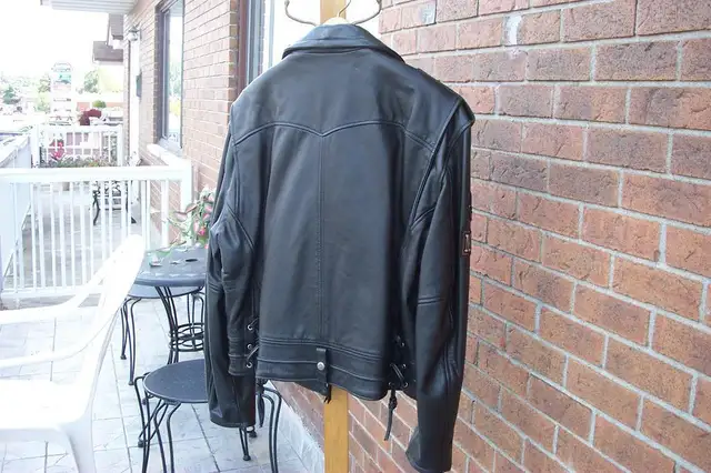 GUESS (Jeans) Leather Motorcycle Jacket in Motorcycle Parts & Accessories in Laval / North Shore - Image 6