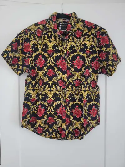 Add some flair to your wardrobe with this gently worn Denim & Flower Ricky Singh short-sleeve button...