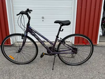 Vélo pour femme hybride utilisé une fois seulement. Cadre en Aluminium leger Leviers Shimano EF-51,...