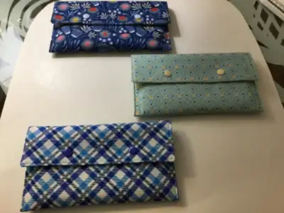Étui et lingette démaquillantes / Case and makeup remover wipes, View more