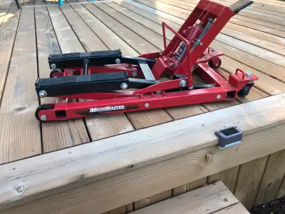 Motomaster Motorcycle / ATV jack. Rated for 1500 lbs. missing the long handle for pulling it around,...