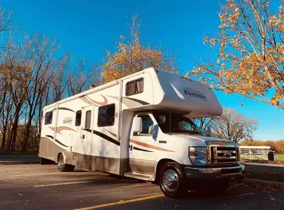 Classe C 31 ft – Forest River 3121 DS – 2012 Ford E-450 | V10 Triton 6.8 L 20 000 miles (~32 000 km)...