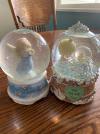 Snow globes with wind up music 