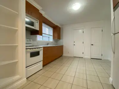 DISPONIBLE POUR Octobre ou 1er NOVEMBRE. Un 3 ½ rénover a neuf situer au cœur de Montréal. Situer au...