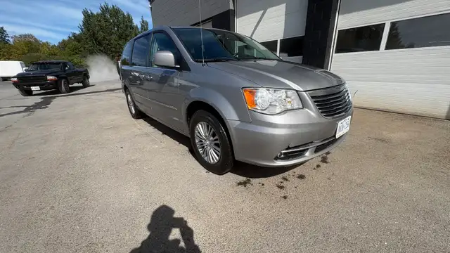 2016 Chrysler town and country 
