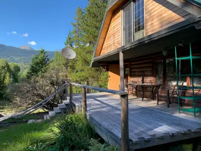 2bed 2bath Log Home $1777 Peaceful, secure, and comfortable, this log house is on a bench above High...