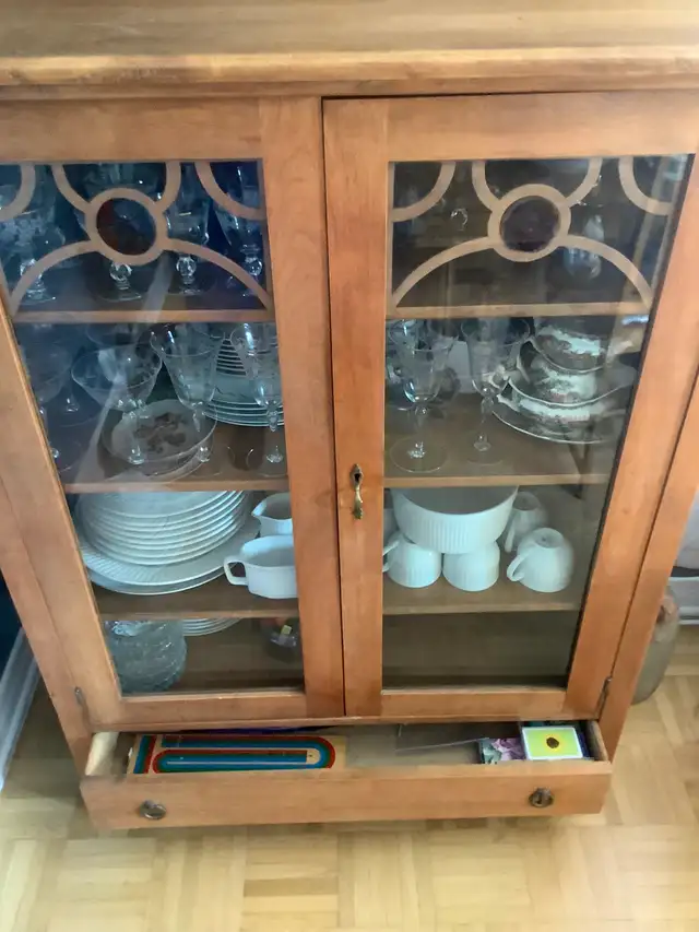 Vaisselier en érable vintage 75ans + in Hutches & Display Cabinets in Longueuil / South Shore - Image 6