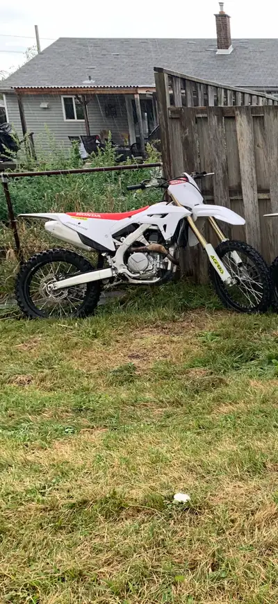 This 2022 Honda CRF 450R is a high-performance motocross bike with only 85 hours of ride time, featu...
