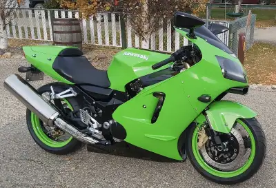 Up for sale is my gorgeous 2001 Kawasaki zx12r after a comprehensive 2 year ground up frame off rebu...