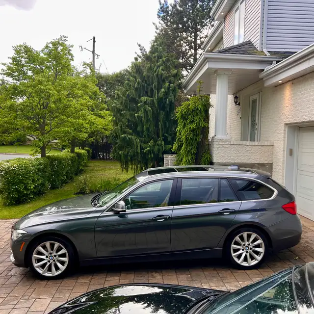BMW 330i Wagon 2017496772172827873282