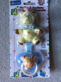BRAND NEW GIRAFFE PACIFIER AND AND PACIFINDER