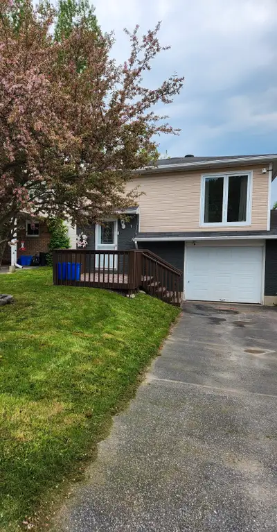 Clean Spacious 4 Bedroom Home with Rooms for Rent