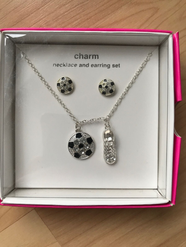 NEW in box - Charm necklace and earrings- soccer dans Bijoux et montres  à Guelph - Image 2
