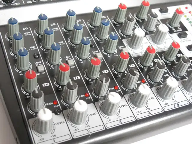 Exc.cond Behringer XENYX 1202 12 channel mixer MISSING ADAPTER in Pro Audio & Recording Equipment in City of Toronto - Image 4