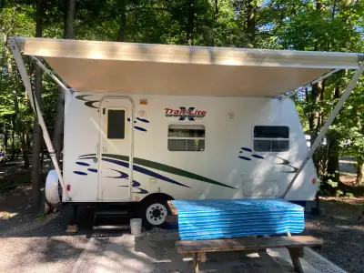 Roulotte Trail Lite 2008. (poids : 1075 kg ou 2365 livres) - Lit double avec un vrai matelas - Table...