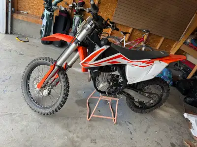2017 KTM 450 SX-F with only 45 hours. Bike runs great and has been regularly serviced and maintained...