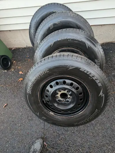 Pneus hiver . Bonne condition. As servi 2 hiver. Montés sur roue. BRIDGESTONE BLIZZAK LT255/75R17 (...