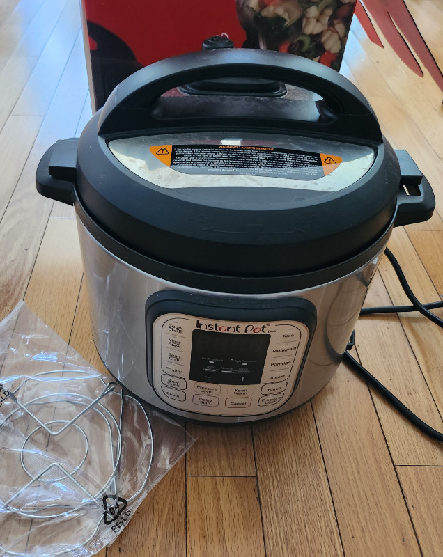 Instant Pot -Multifunctional Pressure Cooker - 6 Qts - with Box in Microwaves & Cookers in City of Toronto