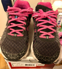 A pair of New Balance for woman Size 9 (running course)